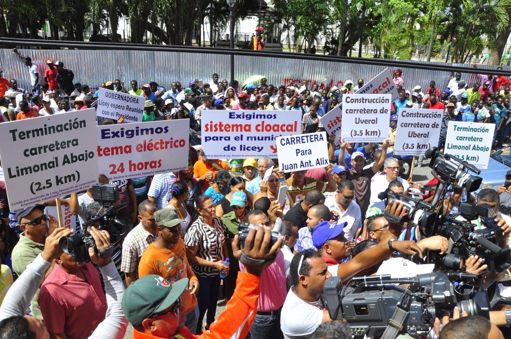 Moradores de Licey reclaman obras frente a Gobernación de Santiago